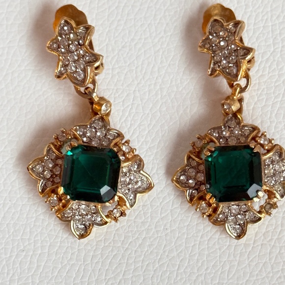 Kenneth Jay Lane Gold and Emerald Green Earrings - Picture 4 of 16